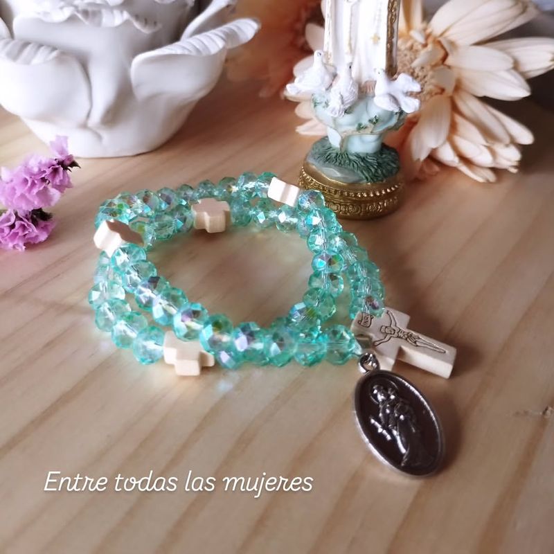 Denario elástico aguamarina con cruces de madera