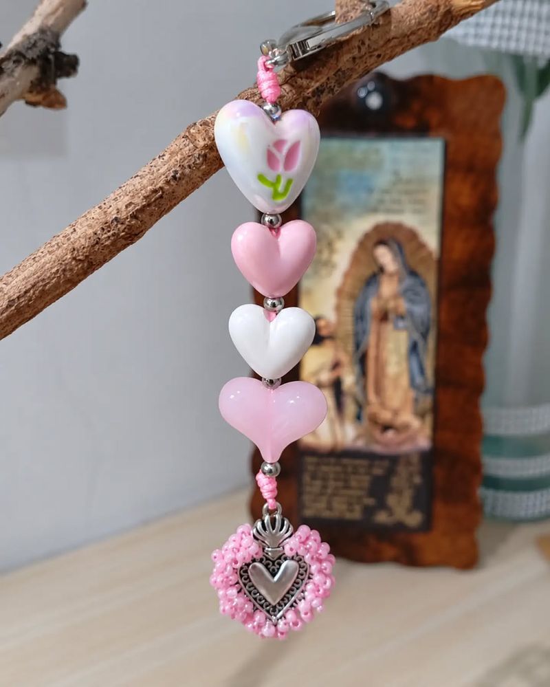 Llavero de corazones rosa con dije de corazón plateado